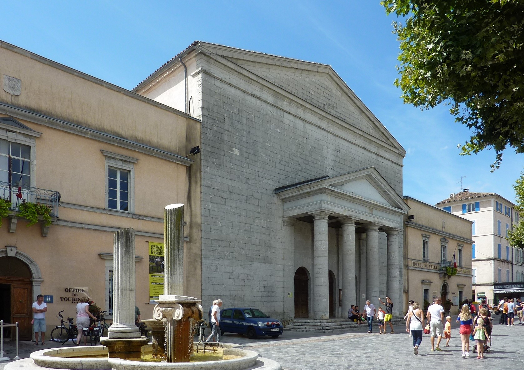 De Grand Temple aan het zonnige plein in Anduze